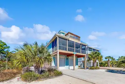 Image de Dog-friendly abode near the beach w/ multiple balconies, ocean views, & more