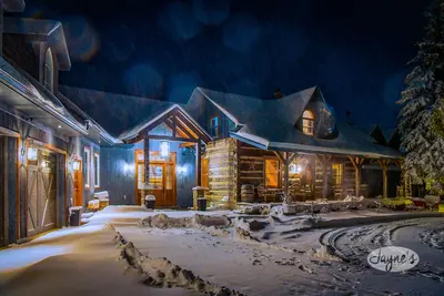 Image de Stunning 6+ bdrm, 4 bath log cabin with spectacular large addition.