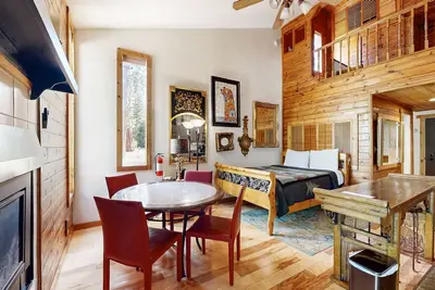Image de Eclectic second floor condo w/ loft, balcony, & gas fireplace - family friendly