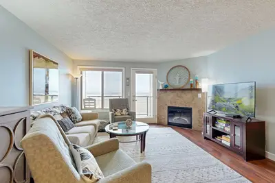 Image de Beachfront condo boasting beautiful views, a private balcony & perfect location
