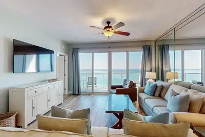 Image de 7th-floor beachfront condo with pool, hot tub & beach service