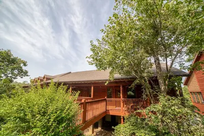 Image de Walk-in Cedar Cabin with Walk-in Shower, Gas Fireplace, & Covered Balcony. Golf/Ticket Discounts