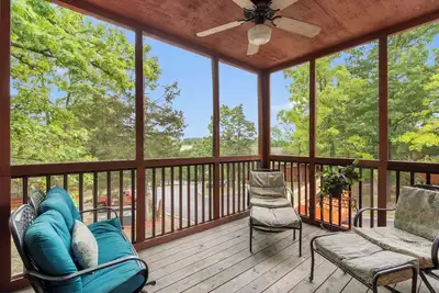 Relax in a Spacious 2br+Loft Log Cabin near Branson Shows & Attractions!