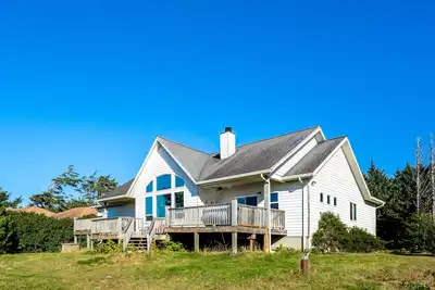 Image de Ocean view home w\/huge deck & yard, hot tub, firepit & game room - dogs Ok