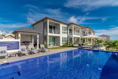 Image de Blue Lace - 2 Bed Luxury Suite with Ocean and Pool View