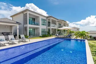 Image de Jade Stylish interior, Ocean Views, great amenities!