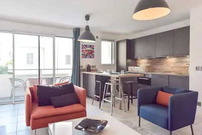 Image de 3 pièces moderne avec piscine au Palm Beach