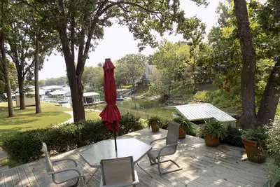 Image de Quiet waterfront lake home at Grand Lake on Monkey Island near Shangri-La Resort
