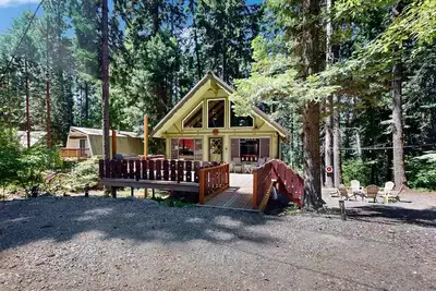 Image de Charming vintage lodge with fireplace, deck & grill - walk to Lake Cle Elum