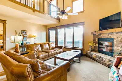 Image de Inviting retreat near downtown w/ scenic deck, mountain views, & free WiFi