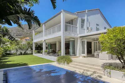 Image de Beautiful 4 bedroom home in security estate