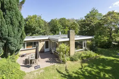 Image de Detached home nestled in greenery, with a beautiful garden, lots of light, and exceptional tranquility – a dog-friendly oasis near the sea.