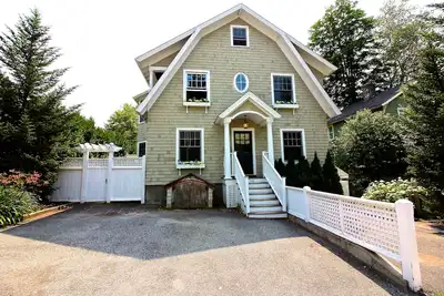 Image de Location! Location! Location! Elegant Acorn Cottage Awaits!