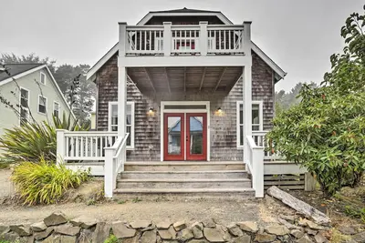 Image de Dog-Friendly Home w/ Deck & Yard ~ Walk to Beach