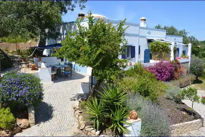 Image de Exclusive apartment in a quiet location with private garden, sea view and boules