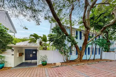 Image de Classic Key West living w/ a full kitchen, balcony, & shared pool
