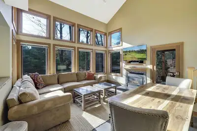 Image de Disciples Village #628 | Walking Distance to the Slopes | Gas Fireplace