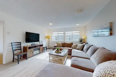 Image de Dog-friendly beach house w/ two full kitchens, a private hot tub, & Ping-Pong