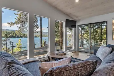 Image de Renovated Lakehome w\/ amazing view, Great Fishing, Dog-Friendly, Boatslip, Dock