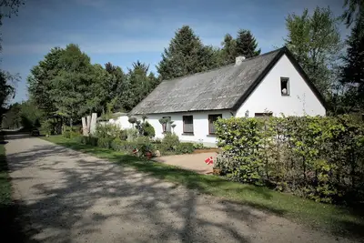 Image de Year-round home for vacation and leisure in a large garden and park area.