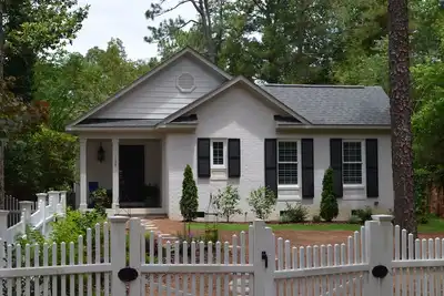 Image de Newly Built 2 Br\/2 Ba Quaint cottage in Old Town Pinehurst