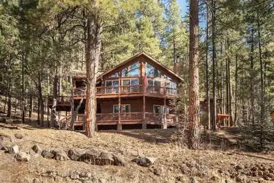 Image de Rustic Cabin Near The Lake, Soaring Windows, Open Floor Plan-Super Clean!