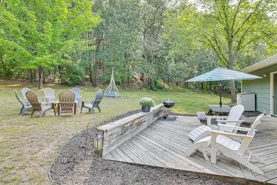 Image de Four-Season Home on Scenic Bluff Country Acreage!