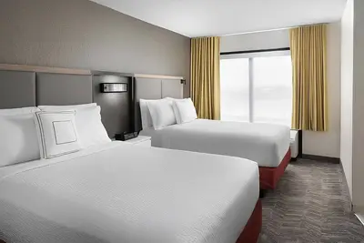 Image de Modern Houston Room Offering Microwave, Shuttle Service & Inviting Pool Area