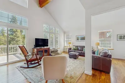 Image de Spacious, family-friendly home w/ a furnished balcony plus rec center passes