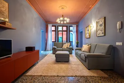 Three Bedroom apartment just off The Arsenal with a large living area