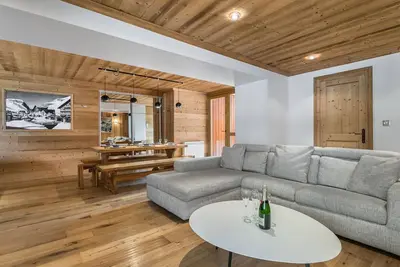 Image de Appartement familial rénové à Val d'Isère, 120m², 4 chambres, proche des pistes, parking inclus