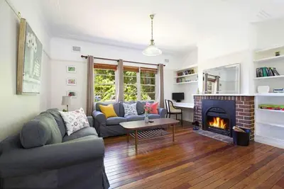 Image de Rodova Cottage with fireplace and enclosed backyard