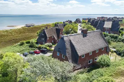 Image de Beautiful thatched house for 6 pers. with sea view, garden, Wlan, pets allowed.