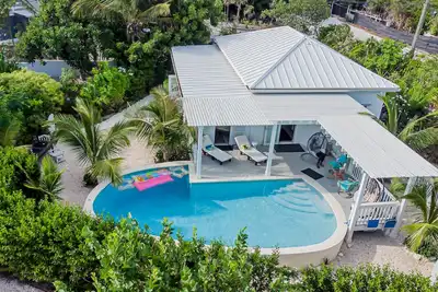 Image de Poolhouse By The Beach - 3 Minute Walk to Grace Bay Beach. Private villa
