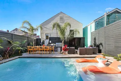 Image de Tropical Oasis Near Fq | Heated Pool | Local Art