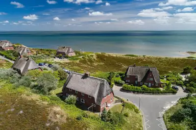 Image de Beautiful thatched house for 6 pers. with sea view, garden, Wlan, pets allowed.
