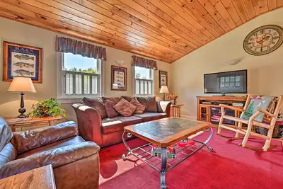 Image de Cozy Apt w/ Hot Tub & Deck, 10 Mi to Stowe Resort!