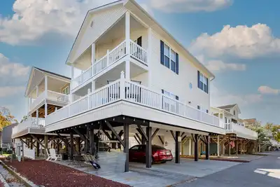 Image de 4 bed 4 bath house 2 minutes to the ocean