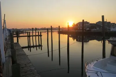 Image de Luxurious Waterfront on Lake Louise! 1 Block from the Beach & Boardwalk!