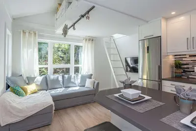 Image de Renovated fully in 2020. Perched high up in Gondola Village. Free parking, walk to lifts