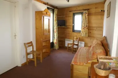 2 pièces au pied des pistes avec balcon, cuisine équipée et options de services nombreuses