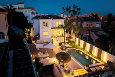 Image de Family Friendly Rental In Luxury Area With Bbq & Private Heated Swimming Pool