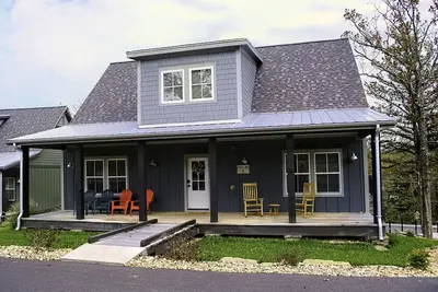 Image de Table Rock Lake Cabin - Sleeps 8! Kid-Friendly, Luxury, views from huge deck.