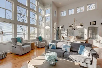Image de Eagle Roost Chalet - Spacious 4-Bedroom Modern Retreat at Kentucky Lake