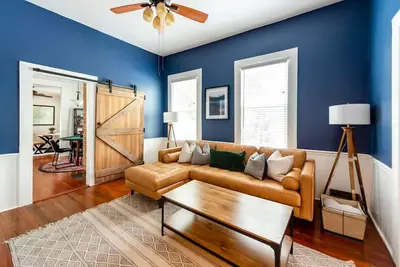 Image de Designer Victorian Apartment Close to Forsyth, Nightlife by Lucky Savannah