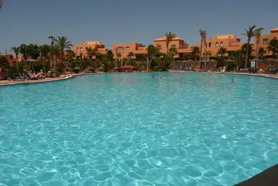 Image de Lovely refurbished 2 bedroom vacation rental home, Marenazul with sea view