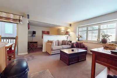 Image de Bright, Ground Level Studio near The Village. Gas Grill & Summer Pool On-site