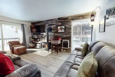 Image de Pet-Friendly, Remodeled Home! Pool On-site, Walk to The Village