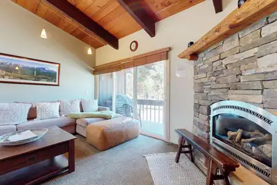 Image de Chic Mountain Condo. Washer/Dryer & Balcony with Gas Grill. Near The Village!