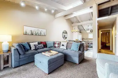 Image de Large & Bright Townhome, Great Location! Balcony & Gas Grill, Pool On-site